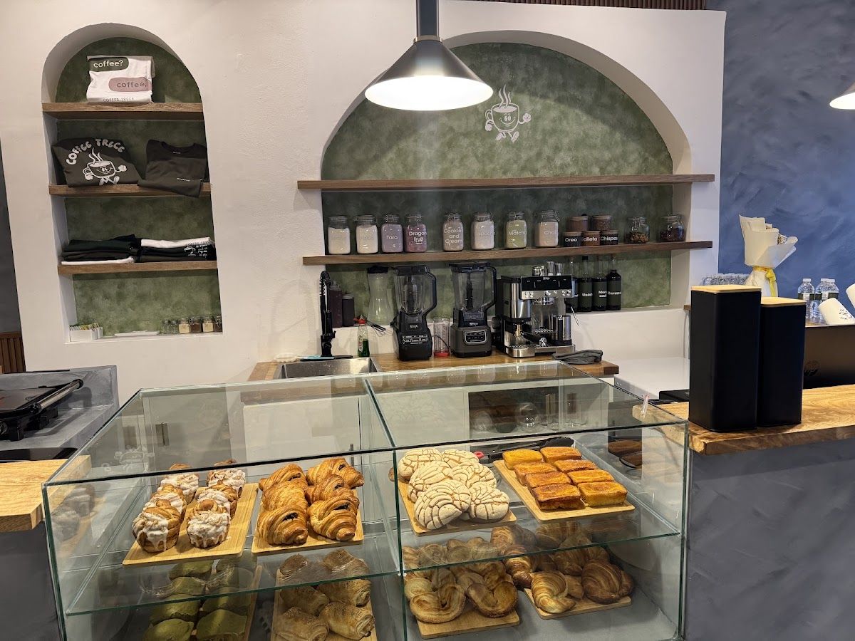 Barra y vitrina de pan de Coffee Trece